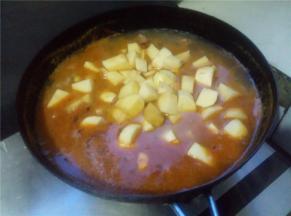 倒入土豆块和排骨一起煮