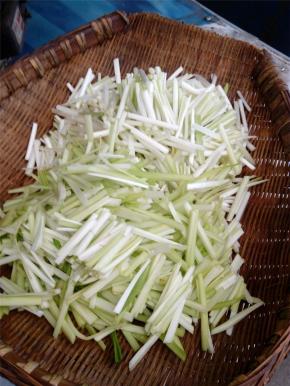 准备好食材，依依洗净