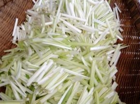 准备好食材，依依洗净