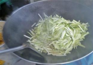 锅中倒入油热锅，倒入韭菜