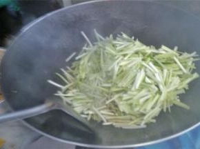 锅中倒入油热锅，倒入韭菜