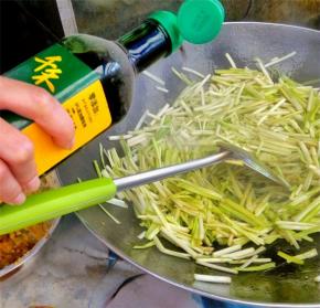 将韭菜快速翻炒一分钟时倒入酱油