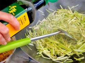 将韭菜快速翻炒一分钟时倒入酱油