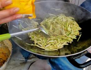 翻炒两分钟后倒入盐巴