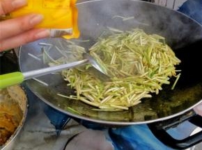 翻炒两分钟后倒入盐巴