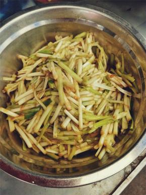 翻炒几下后，装盘上桌，一道简单快手的美味就做好啦