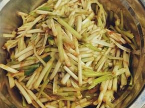 翻炒几下后，装盘上桌，一道简单快手的美味就做好啦