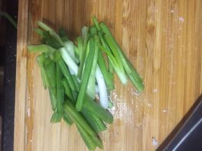 洗净小葱切段