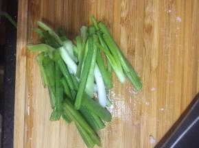 洗净小葱切段