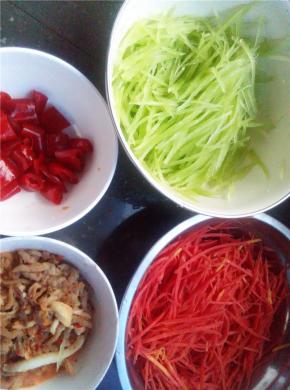 准备好食材，依依洗净