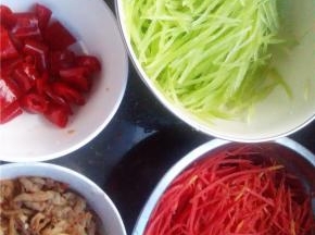 准备好食材，依依洗净