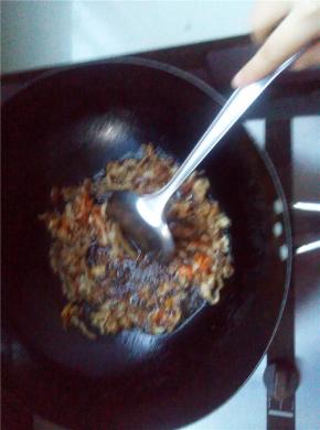 锅中倒入油将肉丝炒一会