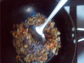 锅中倒入油将肉丝炒一会