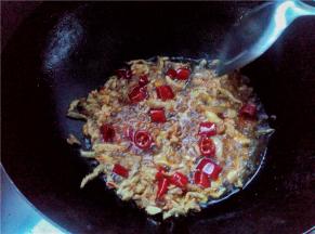 将肉丝煮到金黄倒入泡海椒