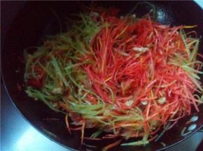 将三丝快速翻炒两分钟