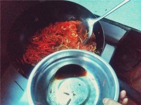 往锅中倒入姜葱蒜加入1勺盐1勺淀粉2勺酱油4勺砂糖4勺醋和水调匀