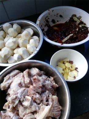 准备好食材，依依洗净