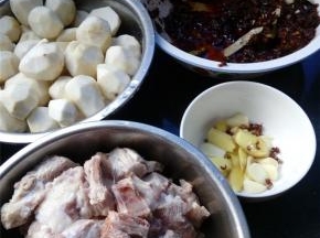 准备好食材，依依洗净