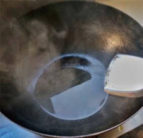 锅中倒入油热锅