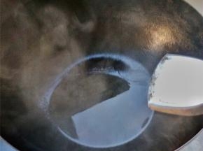 锅中倒入油热锅