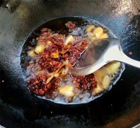 将酱，姜蒜，盐巴鸡精混合翻炒