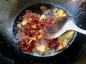 将酱，姜蒜，盐巴鸡精混合翻炒