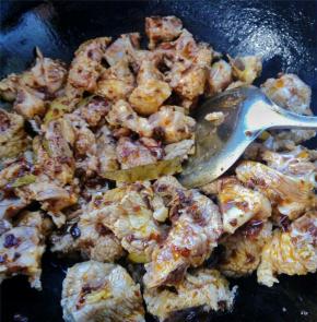 翻炒一分钟后倒入排骨，爆炒五分钟