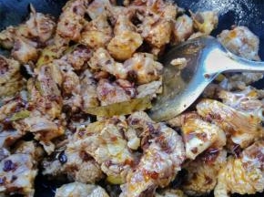 翻炒一分钟后倒入排骨，爆炒五分钟