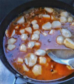 往锅中倒冷水煮到水开，倒入芋儿