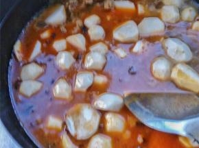 往锅中倒冷水煮到水开，倒入芋儿