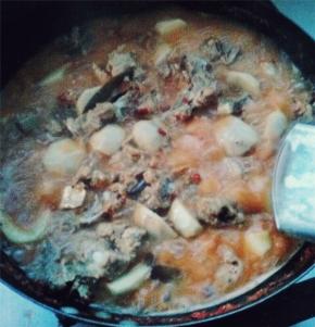 盖上锅盖，将芋儿和排骨烧制10分钟开锅