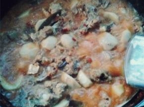 盖上锅盖，将芋儿和排骨烧制10分钟开锅