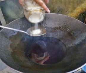 锅中倒入油热锅，然后倒入一大勺白糖