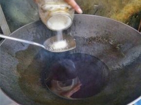 锅中倒入油热锅，然后倒入一大勺白糖
