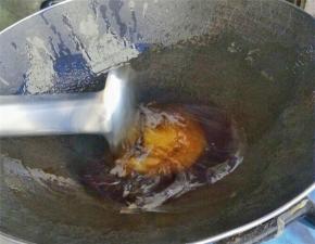 将油和白糖搅合在一起