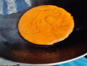 搅拌一会后，白糖和油混合成金黄色