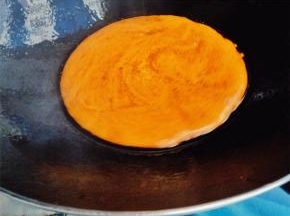搅拌一会后，白糖和油混合成金黄色