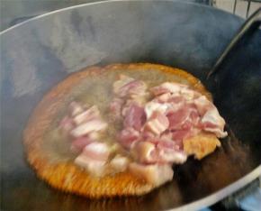 将肉块倒入锅中混合