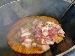 将肉块倒入锅中混合