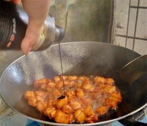 肉成金黄色后倒入适量豆油