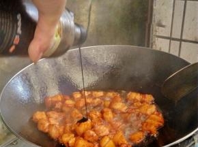 肉成金黄色后倒入适量豆油