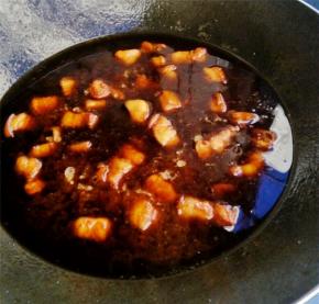 往锅中倒水盖过肉块