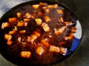 往锅中倒水盖过肉块