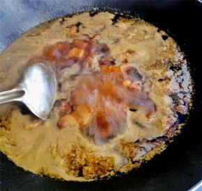 待到水烧开冒泡时