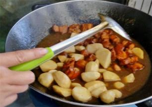 倒入芋儿进锅中烧至