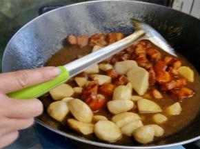 倒入芋儿进锅中烧至