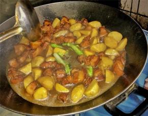 将芋儿烧到软耙混合肉块加入小白菜