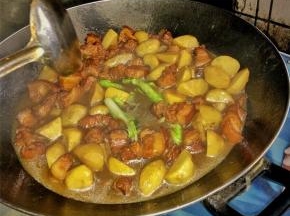 将芋儿烧到软耙混合肉块加入小白菜