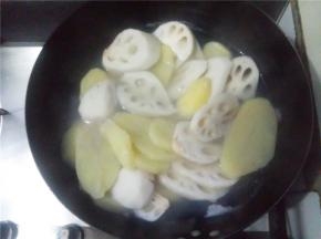 将土豆藕片放入水中大火煮五分钟