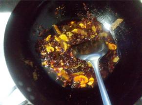 倒入锅中小火煮热火锅料，待味道飘香四溢